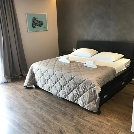 Laurus Bed & Breakfast 4*