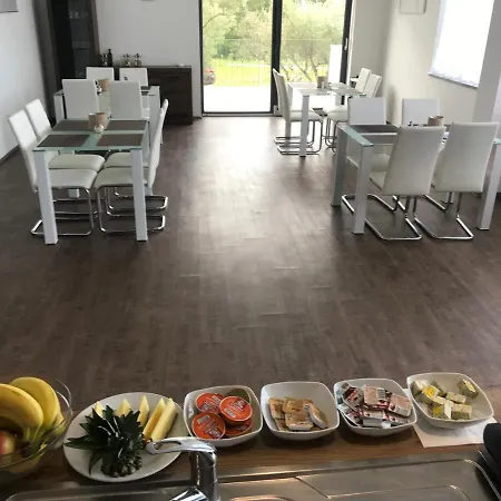 Laurus Bed & Breakfast 4*